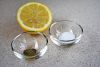 Для заправки смешайте 3 столовые ложки оливкового масла и 1 столовую ложку лимонного сока до однородной консистенции и приправьте солью и свежемолотым черным перцем.