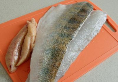 Размороженное филе нарезаем кусочками.