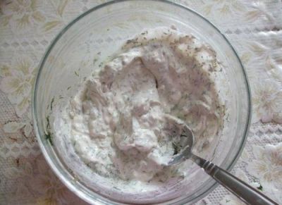 Смешиваем сметану, молоко, яйцо, мускатный орех, соль, перец (можно миксером, а можно вилкой). Взбивать не надо. 
Заливаем гречку. 