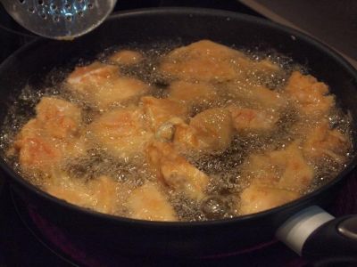 Положить рыбу в сковороду и обжарить до золотистой корочки. В это же время на другой сковородке обжарить лук с морковкой.