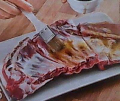 Бараньи рёбрышки солим, перчим, посыпаем измельчённым чесноком, листиками розмарина и сбрызгиваем оливковым маслом. Хорошо перемешиваем и оставляем на 30 минут.