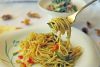 Смешайте в кастрюле макароны и заправку, разложите по тарелкам, украсьте зеленью и подавайте к столу. Спагетти с овощами можно посыпать тертым сыром. Приятного аппетита! 