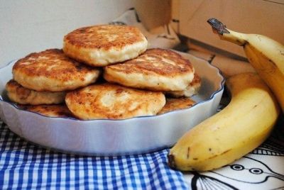Подавать сырники с бананом со сметаной к завтраку. Приятного аппетита! 