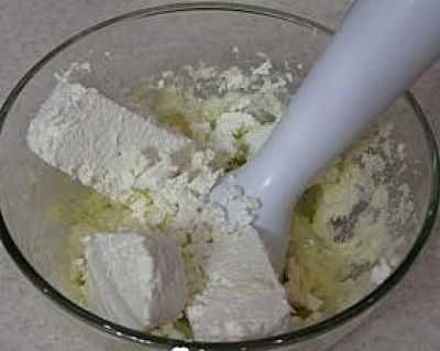 Смешать творог и сметану до однородной массы. Добавить сахар (или мед) по вкусу.