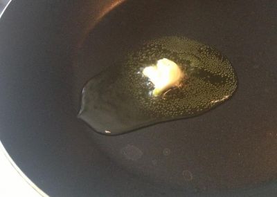 Растопить на сковороде сливочное масло. Масло лучше класть еще на холодную сковороду, так как у раскаленной есть неприятное свойство — сливочное масло на ней моментально дымит, становится бурым и горьким. Слишком низкая у него температура горения.
