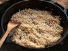 Рис промыть и обсушить. В глубокую сковороду (лучше вок) налить половину масла и обжарить рис в течении 3х минут, непрерывно помешивая.