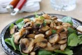 Простой салат с жареными грибами