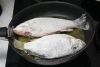 На сковороде разогрейте масло и понемногу обжаривайте рыбу и морепродукты в кипящем масле.