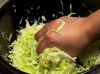 Если сыр не очень соленый (типа адыгейского) смесь слегка солим.
Перекладываем салат на тарелку.
Авокадо чистим, удаляем косточку, нарезаем полосками. Выкладываем поверх салата.