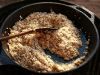 Уберите из сковороды все ингредиенты, отложите их на тарелку. В оставшееся оливковое масло выложите рис и жарьте его на среднем огне, постоянно помешивая, пока рис не приобретет золотистый цвет.