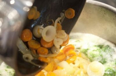 В том же самом масле пожарьте лук, нарезанный полукольцами, морковь, нарезанную кругляшками в течение 5 минут, затем выложите туда поджаренных перепелок, разрезанные пополам зубчики чеснока, лавровый лист, сухой перец без семян, тимьян, перец горошком, соль.