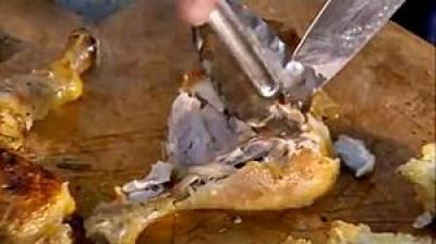 Выньте из перепелок косточки, тушки мелко нарежьте.