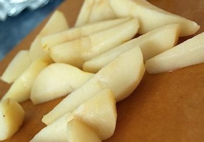 Груши выньте из сиропа, дайте стечь и мелко нарежьте.