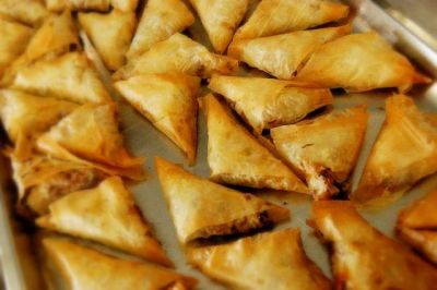Смажьте маслом и выложите фарш из перепелок, смешанных с грушами. Сформируйте треугольники и выпекайте их при температуре 200°С в течение 12 минут или пока не подрумянятся. Приятного аппетита!