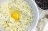 Для теста насыпьте в миску муку, молотый миндаль, положите нарезанное кубиками масло и творог. Добавьте щепотку соли и быстро порубите ножом или специальным приспособлением в крупную крошку. Сделайте колодец, положите яйцо, замесите тесто.