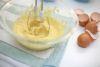 Для бисквита взбейте желток и одно яйцо с миндалем и 50 граммами сахарной пудрой в светлую пышную массу. Растопите 20 граммов масла и остудите.