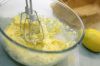Для приготовления лимонного кекса сливочное масло и сахар взбейте в однородную светлую массу (на максимальной скорости 2 минуты), желательно, чтобы сахар растворился.