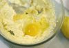 Добавьте по одному 4 яйца, каждый раз тщательно взбивая, чтобы масса густела и была похожа на масляный крем.