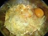 В муку добавьте яйцо, картофель, соль и вымесите тесто.