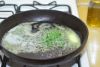 Поставьте на огонь сковороду с половиной сливочного масла и всем растительным, бросьте в него веточки тимьяна, чтобы масло стало ароматным. Пусть покипят около минуты, затем выбросите их.

