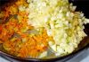 Для приготовления фарша мелко нарезать лук, мякоть и остатки кабачка, помидор, натереть на тёрке морковь. Лук спассеровать на растительном жире, добавить морковь, через минуту мелко нарезанную мякоть и остатки кабачка, потушить.