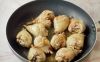 Кусочки курицы солим и кладем на сковороду с растительным маслом. 
Тушим под крышкой минут 30 почти до готовности.
