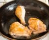 В сковороде на сильном огне разогреваем масло. В несколько заходов обжариваем курицу до золотистой корочки со всех сторон.
Перекладываем на тарелку.

