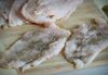 Каждую половинку куриного филе разрезаем острым ножом вдоль на две пластины. Кусочки филе надо немного отбить и посолить-поперчить по вкусу.
