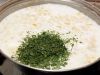 В кипящую сырную основу супа кладем цельные зерна кукурузы и кукурузное пюре. Варим минут 5-10, затем добавляем зелень.

