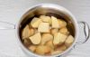 Разогрейте духовку до 220С. Установите решетку в нижнюю часть духовки.
Хорошо промойте картофель, нарежьте на четвертинки, положите в кастрюлю, залейте холодной водой и доведите до кипения. Добавьте соль и варите в течение 12-15 минут до готовности (не переваривайте). Слейте воду и отставьте в сторону.
