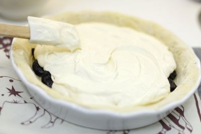 чтобы он заполнил дно. Выложите сметанную смесь и распределите равномерно.