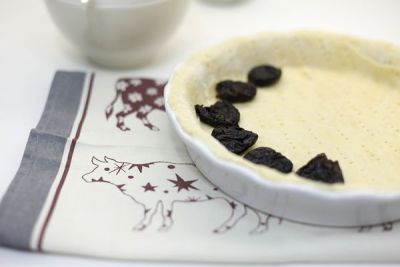 Тесто в форме наколите и выкладывайте чернослив так,