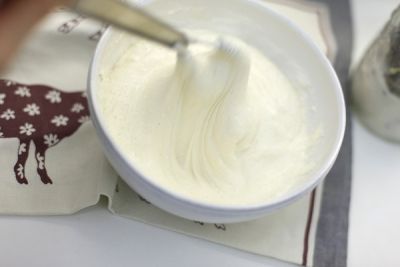 Добавьте муку и перемешивайте достаточное время, чтобы сахар растворился, а смесь стала текучей.
