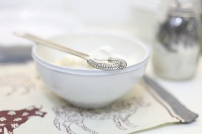 Выложите в миску сметану и ванильный сахар.