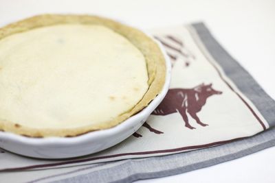 Выпекайте пирог с черносливом и сметаной при 200С 40-45 минут.