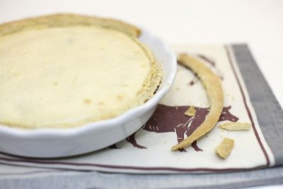 В готовом пироге, пока он горячий, я ножом подравниваю края.