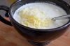 Приготовить соус: в миску вылить сливки, добавить тертый сыр, соль, перец по вкусу.
