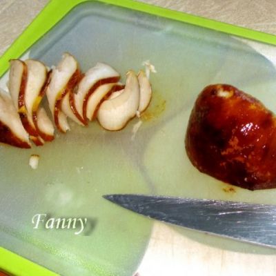 Грибы вымойте и нарежьте кусочками.