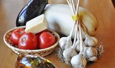 Подготовьте все необходимые продукты. Посуду предварительно смазываем растительным маслом.