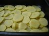 Уложите поверх тушеной капусты. Смешайте сливки с мускатом, чуть присолите. Этим соусом залейте картофель.
Поставьте форму в горячую духовку (разогретую до 210 градусов) на 45 минут.