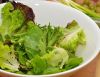 Чтобы приготовить настоящий греческий салат, овощи вымойте. Листья салата вымойте и высушите.