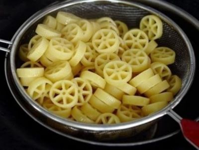 Подготовьте ингредиенты. Пасту отварите до состояния "al dente" (на зубок, макароны должны быть чуть твердыми внутри, не разваренными) в большом количестве подсоленной воды. Процедите, сохраняя немного жидкости.
