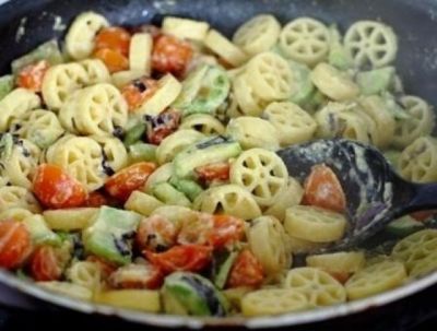 Добавьте сливки, базилик и соль по вкусу. Тщательно перемешайте. Соус доведите почти до кипения. Добавьте пасту, перемешайте и, если блюдо покажется слишком густым, добавьте немного жидкости, оставшейся после отваривания макаронных изделий, доводя до нужной консистенции.
