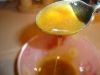 В салатник выложите зерна граната и разобранный на листья цикорий. Слейте сок из миски с фруктами. Приготовьте заправку: масло взбейте с горчицей, медом и фруктовым соком.