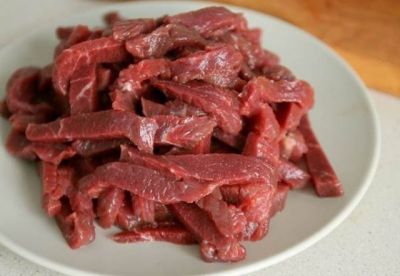 Мясо (лучше недоразмороженное) режем тонкой соломкой.

