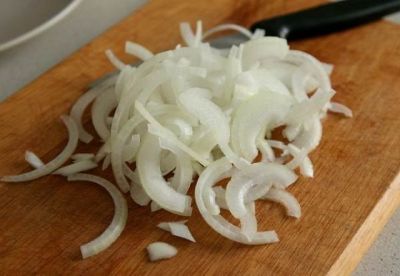 Лук шинкуем полукольцами.
