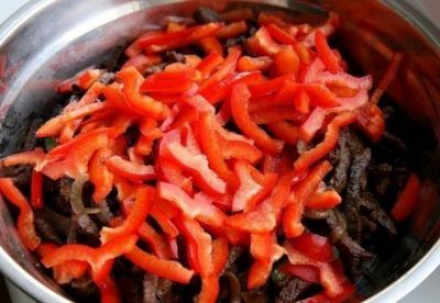 Перец нарезаем тонкой соломкой, выкладываем на мясо и заливаем уксусом.
Через 5 минут перемешиваем. 