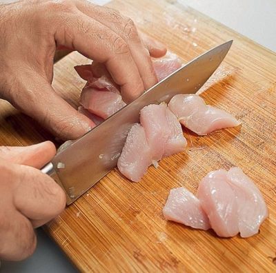 Нарезать куриное филе. 