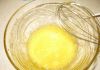 В стеклянной посуде для микроволновой печи растопить сливочное масло. (Можно заменить растительным маслом - 1/4 ст.) Вбить яйцо, всыпать сахар и взбить до однородной массы. 