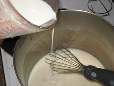 Манную крупу залить кефиром, перемешать и дать постоять для набухания манки. 